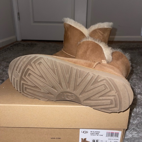 Uggs mini cuff size 9.5 - Picture 3 of 4